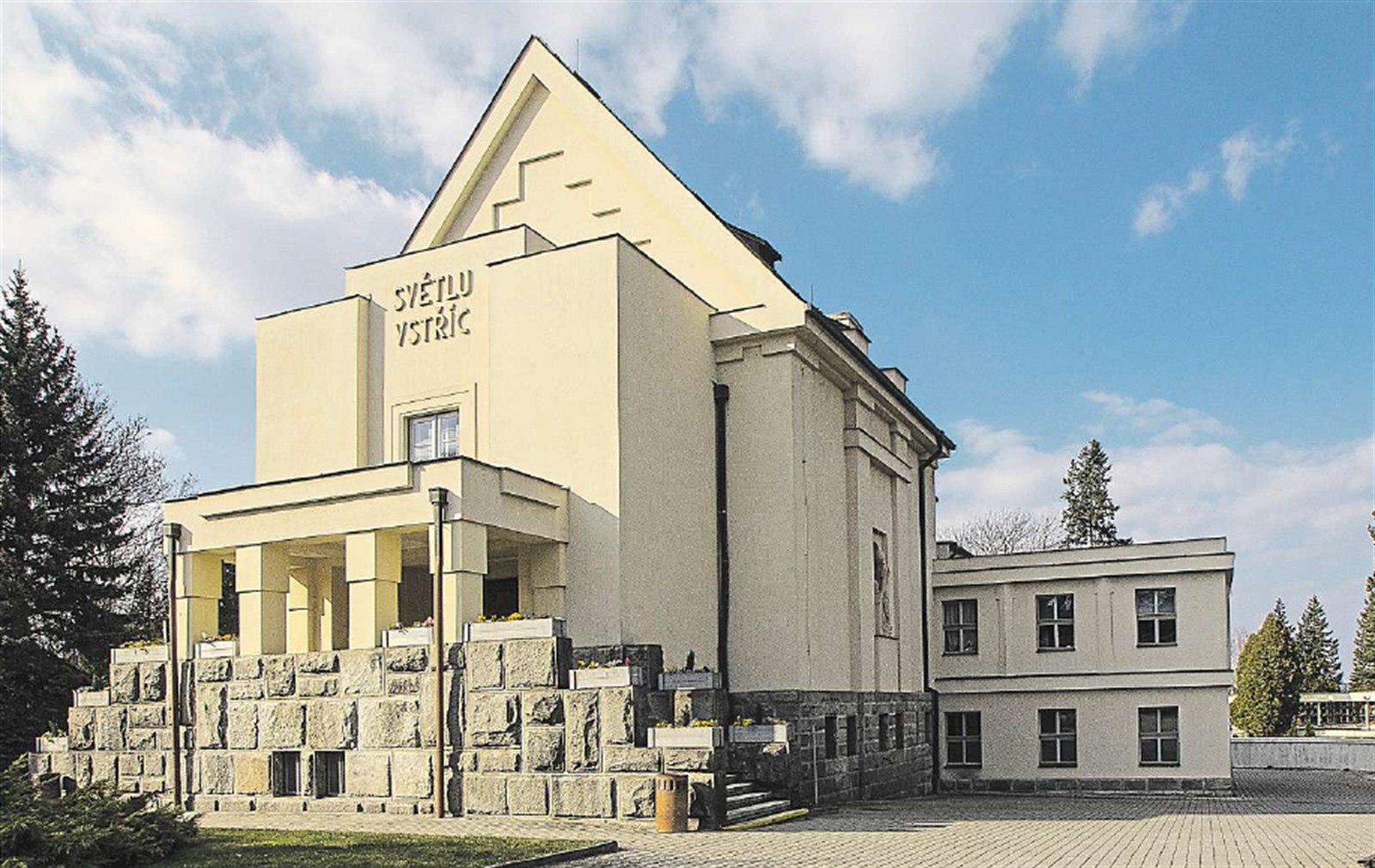 Krematorium v areálu m�stského h�bitova navrhl Hanu� Zápal v letech 1924�1926,...