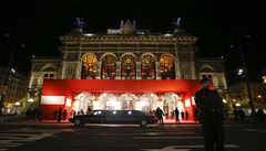 Rakouskou státní operu hlídají policisté bhem plesu.