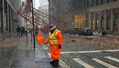 Fotografie zachycuje záchranné práce po pádu jeábu v dolní ásti Manhattanu v...