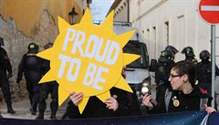 Lidé si pinesli transparenty a vlajky s nápisy "Refugees welcome", "Faismus =...