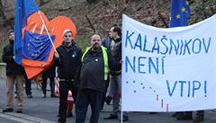 Na demonstraci na podporu premiérovi Sobotkovi se ped úadem vlády selo 60 a...