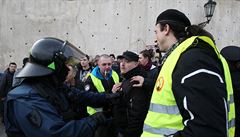 Na Hradanské námstí se pesunuli i úastníci pedchozí demonstrace proti...