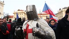 Úastníci demonstrace tímali v rukou vlajky s protiislámskými symboly nebo...