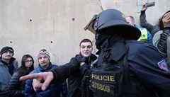 Pelikán: Policie selhala při útoku na levicové aktivisty. Chovanec mluví o politickém procesu