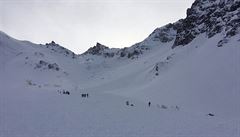 Záchraná�i zasahují na míst�, kde lavina poh�bila �echy.