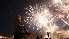 Oslavy ínského nového roku na praském výstaviti doprovázel také ohostroj.