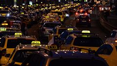 Taxikái blokovali 8. února ráno kolem páté hodiny praskou magistrálu na...