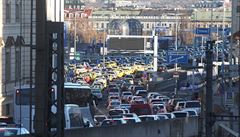 Protest taxiká zkomplikoval dopravu na praské magistrále.