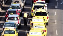 Protest pražských taxikářů proti přepravním společnostem Uber a Taxify,... | na serveru Lidovky.cz | aktuální zprávy