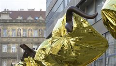 Tsn ped vernisáí zahalil Aj Wej-wej své sochy  vystavené u Veletrního...