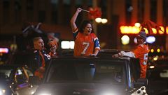 Fanouci Broncos slaví v ulicích Denveru triumf v Super Bowlu