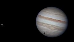 Jupiterův měsíc skrývá pod svým povrchem vodu, tvrdí vědci