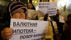 ‚Vraťte Ukrajině Krym!‘ Zadlužení Rusové si zoufají, protestují před bankami