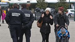 Francouztí policisté patrolují v ulicích.