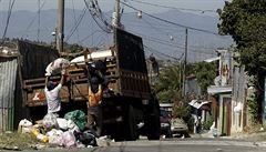 Odklid odpadk má pomoci bránit komárm v rozmnoování (Kostarika).