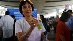 Chilská ministryn zdravotnictví Carmen Castillová s lahvikou repelentu na...