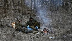 Odpoinek ukrajinských voják v lesích u Artemivsku.
