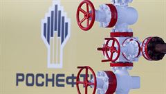 Logo ruské ropné spolenosti Rosnf na pozadí trubek ropného pole Samotlor...