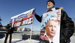 „Vlast! Svoboda! Putin!“ Snímek ze Stavropolu zachycuje demonstranty, kteří...