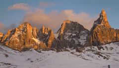 Západ slunce halí skalní ve Pale di San Martino do erven.