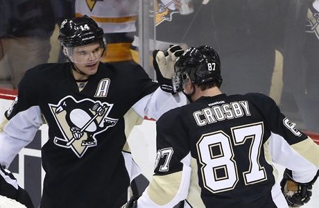 Pittsburgh Penguins' Chris Kunitz (14) celebrates his goal with teammate Sidney...
