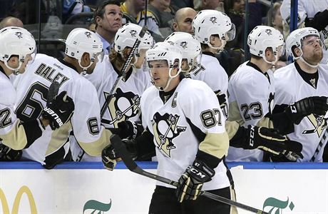 Pittsburgh Penguins center Sidney Crosby (87) celebrates with teammates after...