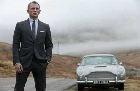 Daniel Craig a Aston Martin v bondovce Skyfall