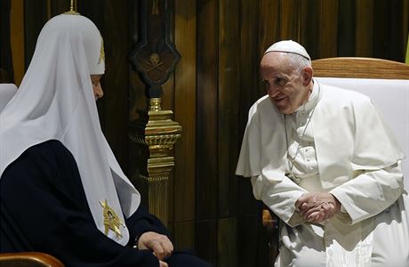 Pape Frantiek se na Kub seel s ruskm patriarchou Kirillem. Jde o...