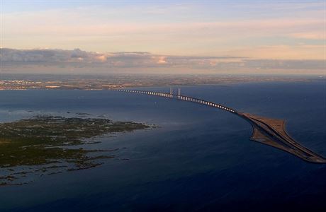 Most pes Öresund spojuje dánské hlavní msto Koda se védským pístavním...