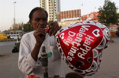 Prodava valentýnských balónk v pákistánském Karáí.