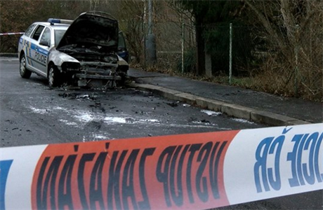 Policejní auto zapálil zatím neznámý há v praských Hajích.