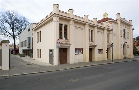 Cenu Klubu Za starou Prahu získala dostavba (vlevo) Dusíkova divadla v áslavi.