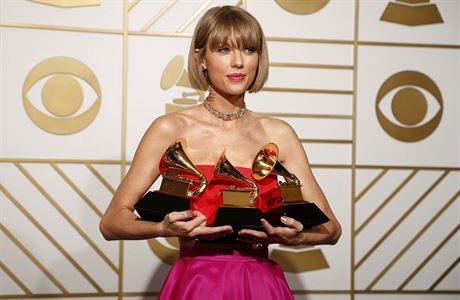 Taylor Swiftová získala na pedávání cen Grammy celkem ti zlaté gramofony.