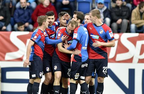 Fotbalisté Plzn se radují z gólu, který vstelil kapitán Daniel Kolá