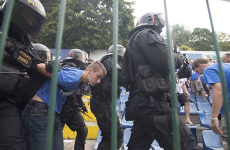Zásah policist proti fanoukm Baníku - ilustraní foto.