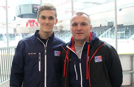 Nový asistent hokejové reprezentace Robert Reichel (vpravo) se synem Kristiánem