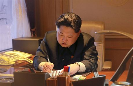 Kim ong-un podepisuje dokument na nedatovanm snmku publikovanm...