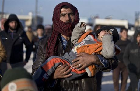 Syrtí uprchlíci na hranicích s Tureckem.