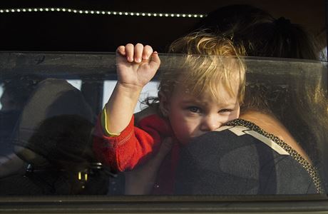 Dít vyhlíí z okna auta, v nm jeho rodina eká na pekroení frontové linie...