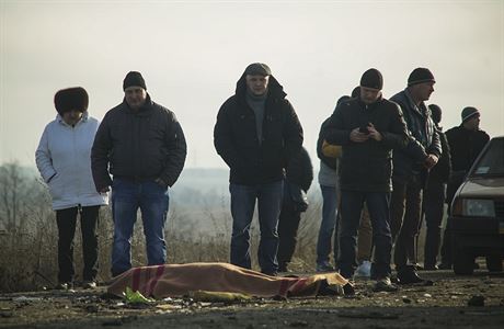 U tla mue, kter zahynul pi vbuchu miny nedaleko frontov linie na Donbasu,...