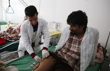 Jemenec zranný pi náletech arabské koalice v nemocnici v Saná.