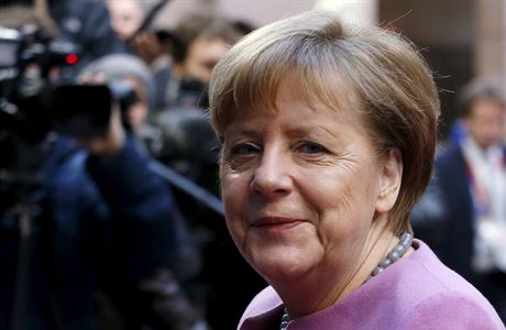 Angela Merkelová pijídí na summit do Bruselu.