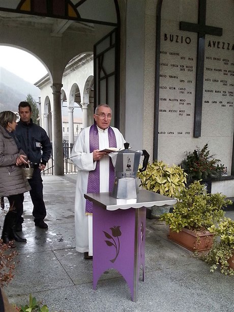 Italský kávovarový král se nechal pohbít v moka konvici