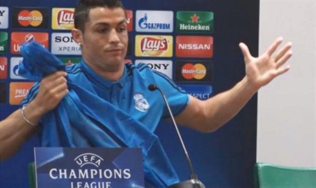 Cristiano Ronaldo opouští tiskovku.
