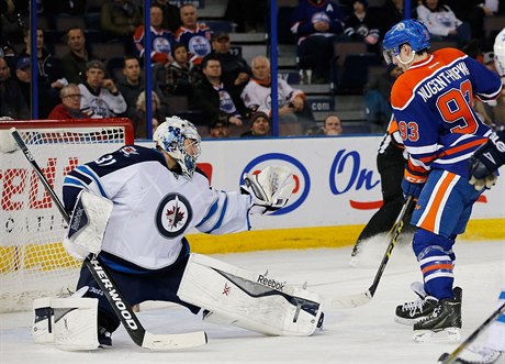 Branká Ondej Pavelec v dresu Winnipeg Jets.