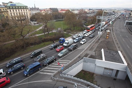 Ped Národním muzeem stále stojí auta. Na magistrále ped Hlavním nádraím se...