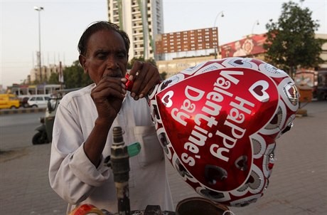 Prodava valentýnských balónk v pákistánském Karáí.