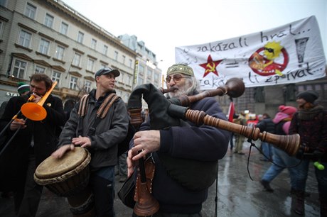 JIí Wehle  (vpravo) je multiinstrumentalista, hrající na tradiní nástroje....