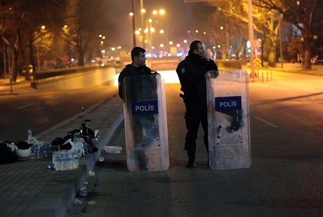 Policisté hlídkují v ankarských ulicích.