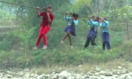 Dti z nepálské oblasti Benighat musí kadý den cestou do koly perukovat na...